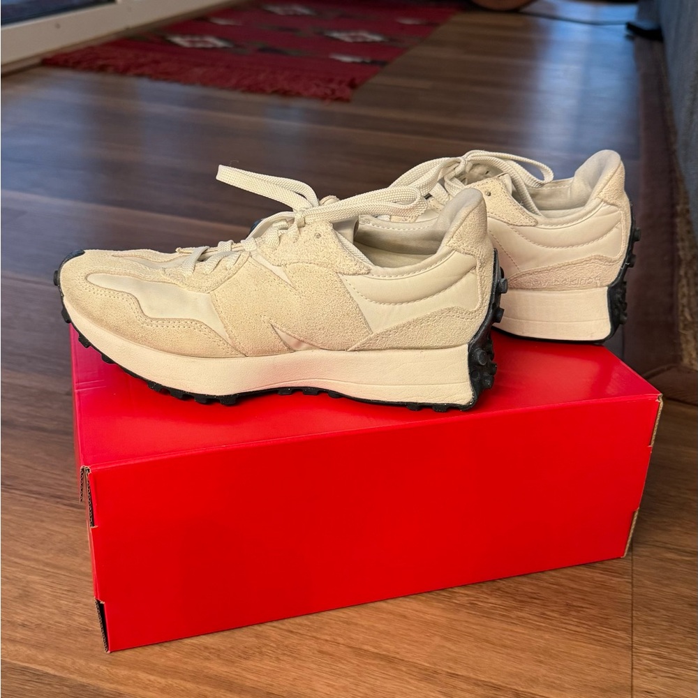 New Balance 327 White Suede Women’s Size 6